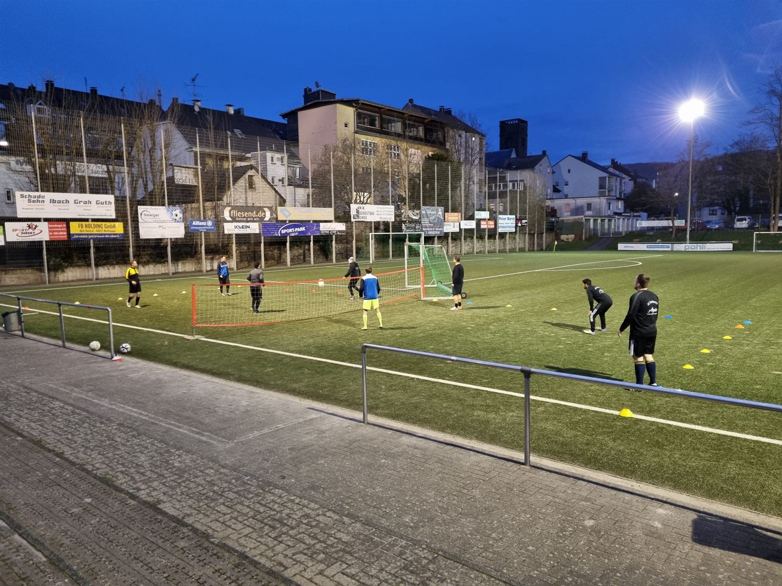 Abendtraining unter Flutlicht auf dem Sportplatz in Sonnborn