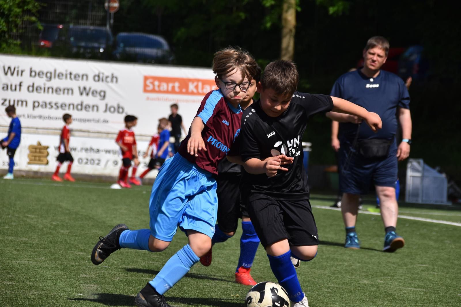 Jugendspieler im Zweikampf